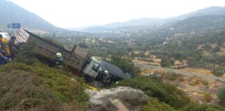 Tatlıses kaza geçirdi; sanatçının araçta sıkıştığı bildiriliyor.