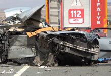 Feci kazada TIR’a çarpan otomobil hurdaya döndü: Anne ve baba öldü, oğul yaralı