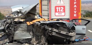 Feci kazada TIR’a çarpan otomobil hurdaya döndü: Anne ve baba öldü, oğul yaralı