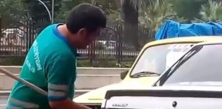 Köpeğe ‘kaşağı’…Temizlik personeli süpürgeyle sokak köpeğinin sırtını kaşıdı!