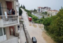 Bursa Merkeze yıldırım düştü, fırtınayla birlikte terminalin çatısı çöktü