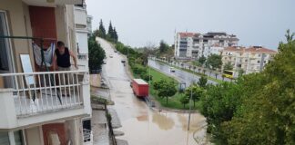 Bursa Merkeze yıldırım düştü, fırtınayla birlikte terminalin çatısı çöktü