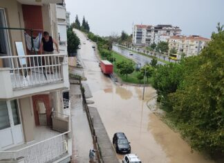 Bursa Merkeze yıldırım düştü, fırtınayla birlikte terminalin çatısı çöktü