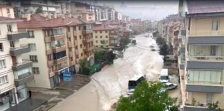 Ankara’da sağanak ve fırtına; Çatılar uçtu, ağaçlar devrildi