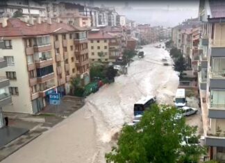 Ankara’da sağanak ve fırtına; Çatılar uçtu, ağaçlar devrildi