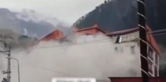 Pakistan’da bir ay erken başlayan Muson yağmurları lüks oteli yerle bir etti.