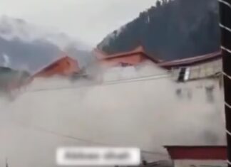 Pakistan’da bir ay erken başlayan Muson yağmurları lüks oteli yerle bir etti.