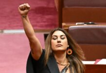 AVUSTRALYA YERLİSİ KADIN SENATÖR YEMİN TÖRENİNDE EZBER BOZDU; “SÖMÜRGECİ KRALİÇE ELİZABETH…”