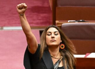 AVUSTRALYA YERLİSİ KADIN SENATÖR YEMİN TÖRENİNDE EZBER BOZDU; “SÖMÜRGECİ KRALİÇE ELİZABETH…”