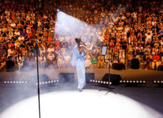 Sanatçı Ebru Yaşar; ‘Geleceğe Nefes’ için açık hava konserlerinden üçüncüsünü Ayvalık’ta verdi.