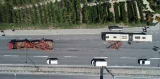 Kamyondan düşen demirler İETT otobüsüne saplandı; yaralılar var!