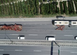 Kamyondan düşen demirler İETT otobüsüne saplandı; yaralılar var!