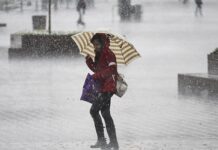 İstanbul’da sağanak yağış etkili oluyor; Yağışa eşlik eden şimşek çakmaları korku yaratıyor.