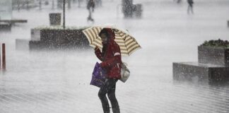 İstanbul’da sağanak yağış etkili oluyor; Yağışa eşlik eden şimşek çakmaları korku yaratıyor.