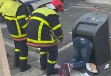 Cep telefonunu kurtarmak isterken çöp kutusunda mahsur kaldı.