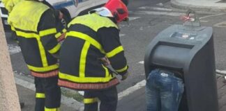 Cep telefonunu kurtarmak isterken çöp kutusunda mahsur kaldı.