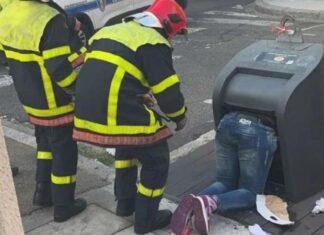 Cep telefonunu kurtarmak isterken çöp kutusunda mahsur kaldı.