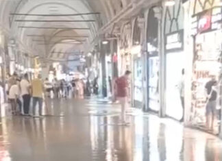 İstanbul’da Tarihi Kapalı Çarşı’yı su bastı, esnaf zor anlar yaşadı