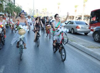 SÜSLÜ KADINLAR 10. YILINDA İZMİR KARŞIYAKA’DA PEDAL ÇEVİRDİ