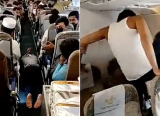 Kırmak için uçağın camını tekmeleyerek panik yarattı