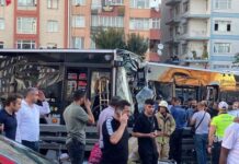 Avcılar’da metrobüsler kafa kafaya; çarpıştı; 85 kişi yaralandı.