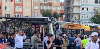 Avcılar’da metrobüsler kafa kafaya; çarpıştı; 85 kişi yaralandı.