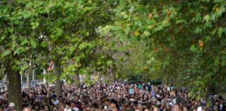 Londra’da Kraliçe II. Elizabeth için 11 saatlik “veda” kuyruğu