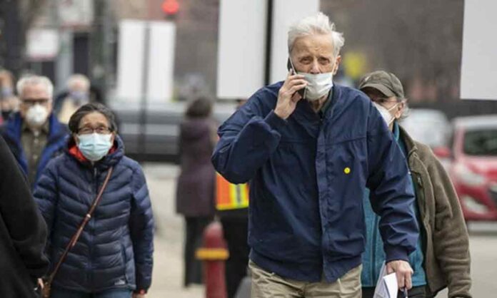 ABDnin-Chicago-kentindeki-United-Center-spor-salonunda-kurulan-Kovid-19-kitlesel-asilama-merkezine-dogru-giden-insanlar