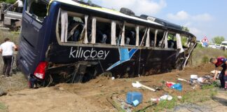 Bir tur otobüsü daha kaza yaptı: 1 ölü, 54 yaralı