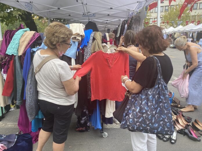 KADIKÖY'DE 'YENİDEN KULLANIM PAZARI'NA YOĞUN İLGİ