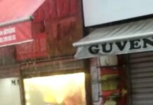 Sıcaklardan bunalan Rizeli yağmur yağınca sokak ortasında şampuanla duş aldı