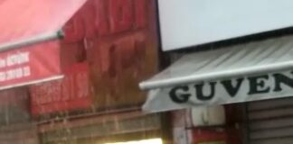 Sıcaklardan bunalan Rizeli yağmur yağınca sokak ortasında şampuanla duş aldı