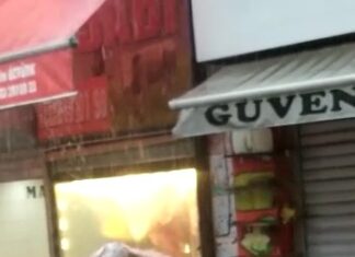 Sıcaklardan bunalan Rizeli yağmur yağınca sokak ortasında şampuanla duş aldı
