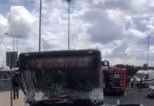 Yenikapı’da bir İETT otobüsü kaza yaptı;Yaralılar var!