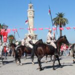 100’ÜNCÜ YILINDA İZMİR’İN KURTULUŞU CANLANDIRILDI BİNALİ YILDIRIM’DAN SÜVARİ BİRLİKLERİ KOMUTANINA KUR’AN-I KERİM VE BAYRAK TAKDİMİ