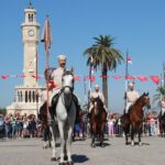 100’ÜNCÜ YILINDA İZMİR’İN KURTULUŞU CANLANDIRILDI BİNALİ YILDIRIM’DAN SÜVARİ BİRLİKLERİ KOMUTANINA KUR’AN-I KERİM VE BAYRAK TAKDİMİ