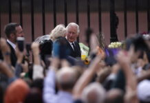 İngilizler, ‘Kraliçe Öldü, Yaşasın Kral!’ dedi; Kral III. Charles Buckingham Sarayı’nda sevgi gösterisiyle karşılandı.