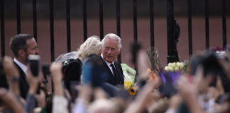 İngilizler, ‘Kraliçe Öldü, Yaşasın Kral!’ dedi; Kral III. Charles Buckingham Sarayı’nda sevgi gösterisiyle karşılandı.