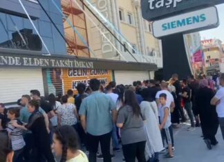 Yüzde 50 indirim izdiham yarattı; ezilme tehlikesi geçirenler oldu!
