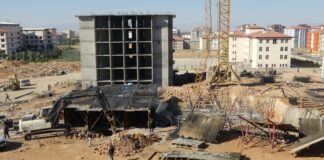 TOKİ İnşaatInda vinç devrildi: 3 ölü, 2 ağır yaralı