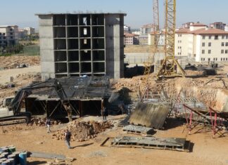 TOKİ İnşaatInda vinç devrildi: 3 ölü, 2 ağır yaralı