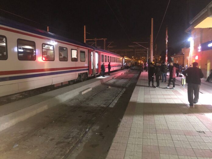 DOĞU EKSPRESİ RAYDAN ÇIKTI, YOLCULAR OTOBÜSLERLE TAŞINDI