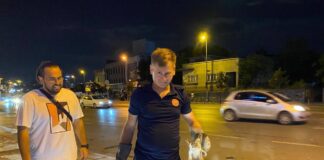 Motora sıkışan kediyi önce kurtardılar sonra sahiplendiler