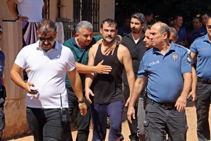 EŞİ VE ÇOCUKLARINI EKMEK BIÇAĞIYLA REHİN ALDI, GÖZALTINA ALININCA 'KARAKOLA GÖTÜRE GÖTÜRE EVDE BIÇAK KALMADI