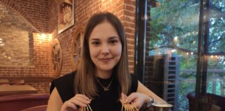 54 kiloluk genç kız, 43 dakikada 240 çöp şiş yedi; 13 bin TL’lik ödülün sahibi oldu