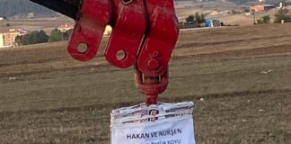 Artık bahşiş garanti: Gelin arabasının önünü vinçle kesti!