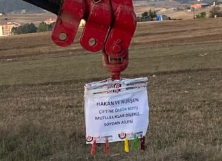 Artık bahşiş garanti: Gelin arabasının önünü vinçle kesti!