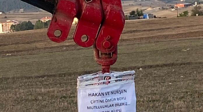 Artık bahşiş garanti: Gelin arabasının önünü vinçle kesti!