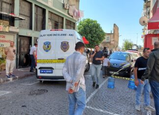 İstanbul Fatih’te polise silahlı saldırıda bulunan kişinin Başakşehir’de de 2 kişiyi öldürdüğü anlaşıldı.