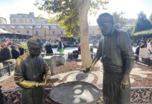 Eminönü’nde bulunan simitçi heykelinin bronz simitleri çalındı